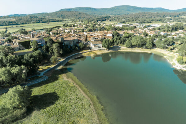 Terrain de camping municipal au bord du lac de Besse sur Issole