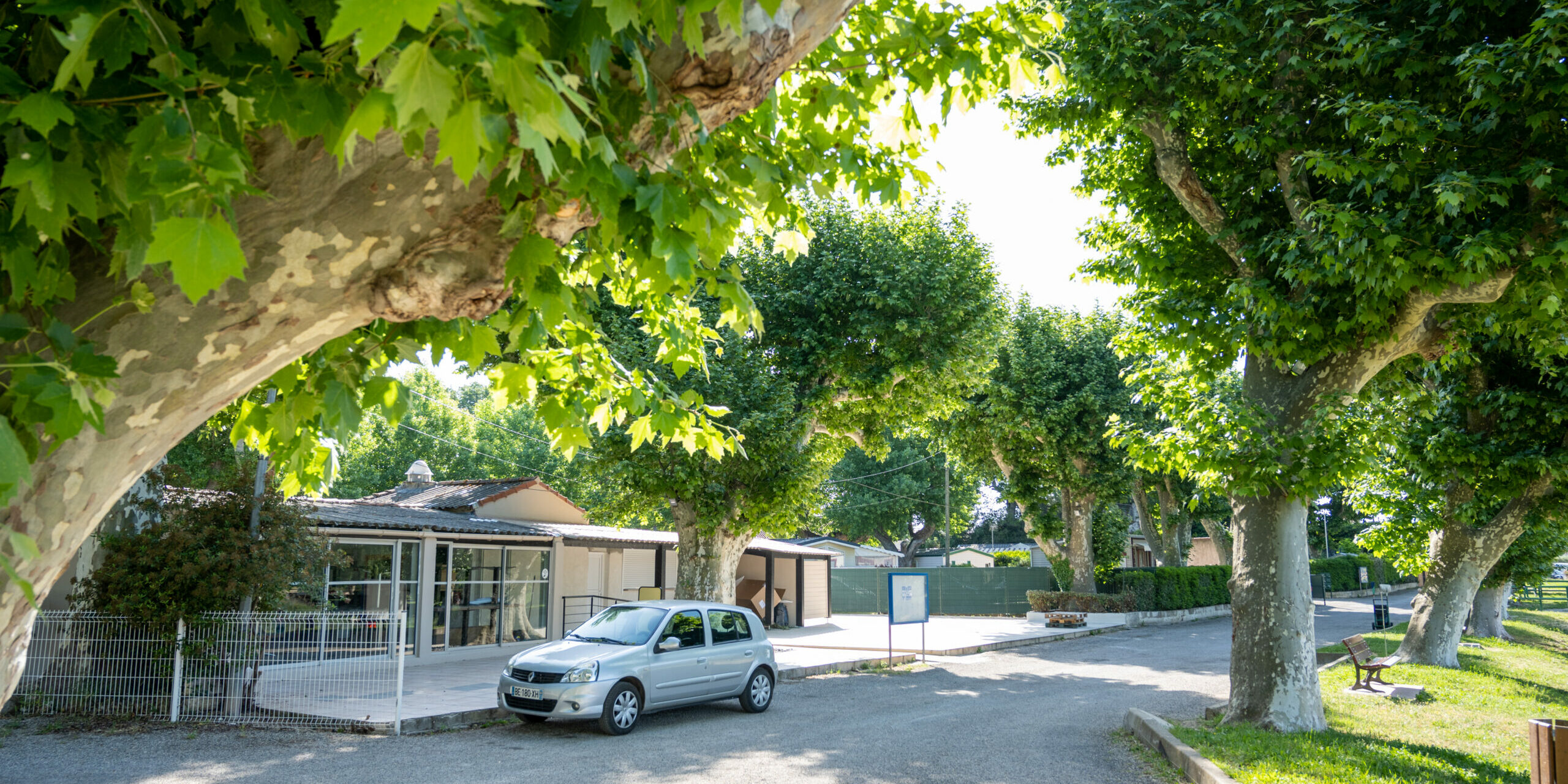 Terrain de camping municipal au bord du lac de Besse sur Issole